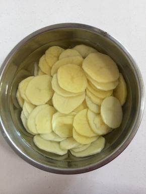 土豆削皮洗净切成1cm左右的片，放在水中浸泡！中途换几次水，去掉土豆里多余的淀粉！
