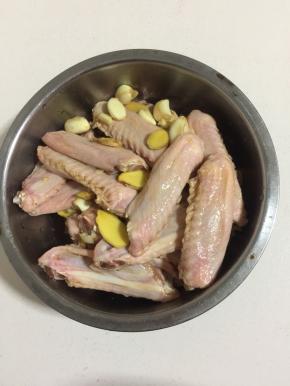 鸭翅中加入玉米淀粉，料酒，生抽，蒜瓣，盐，生姜翻拌均匀腌制一晚上！