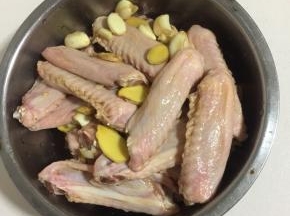 鸭翅中加入玉米淀粉，料酒，生抽，蒜瓣，盐，生姜翻拌均匀腌制一晚上！