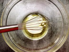 另取一个盆加入玉米油和牛奶/水，用蛋抽搅打至发白见不到油珠。