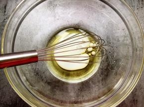 另取一个盆加入玉米油和牛奶/水，用蛋抽搅打至发白见不到油珠。