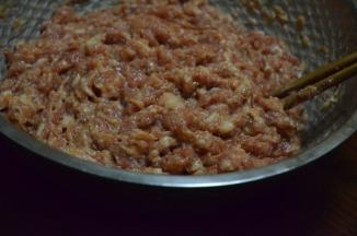 猪肉适量，加适量葱姜水、盐、糖、耗油、老抽、糊椒粉麻油搅拌上劲