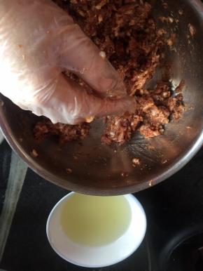 肉糜加佐料拌匀，用手搅打比较快且方便，老师说鹰抓功，第一次发现比筷子好