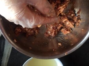 肉糜加佐料拌匀，用手搅打比较快且方便，老师说鹰抓功，第一次发现比筷子好