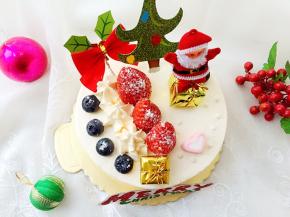 将各种装饰材料摆上就做好了。