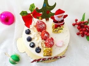 将各种装饰材料摆上就做好了。