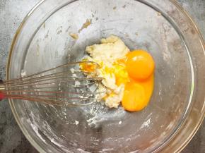 加入蛋黄，以同样手法拌匀。