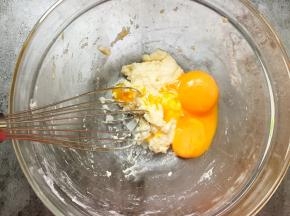 加入蛋黄，以同样手法拌匀。