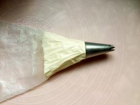 将剩下的淡奶油装入安了裱花嘴的裱花袋。