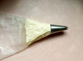 将剩下的淡奶油装入安了裱花嘴的裱花袋。