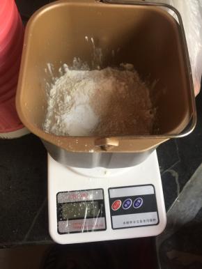 包子皮的材料按水，糖，面粉，干酵母在中间，泡打粉在边上放入面包机桶，揉面三次，共30分钟