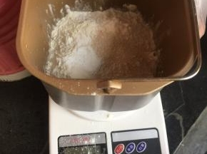 包子皮的材料按水，糖，面粉，干酵母在中间，泡打粉在边上放入面包机桶，揉面三次，共30分钟