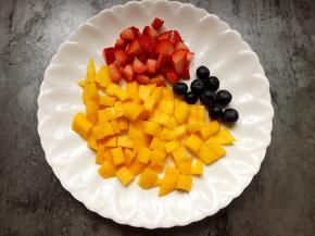 将草莓、芒果切小丁。