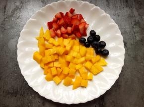 将草莓、芒果切小丁。