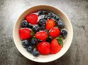 将蓝莓草莓洗净后用淡盐水浸泡一会儿。