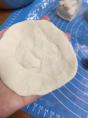 擀成中间厚四周薄的皮子