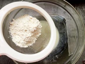 将蛋糕粉筛入盆中，以画Z或画J的手法翻拌均匀。