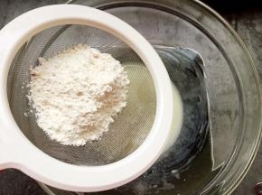 将蛋糕粉筛入盆中，以画Z或画J的手法翻拌均匀。