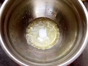 分三次加入细砂糖打至蛋白硬性发泡。