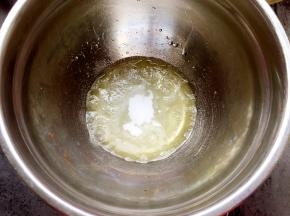 分三次加入细砂糖打至蛋白硬性发泡。