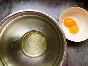 首先将蛋清和蛋黄分别打入两个无水无油的盆中。