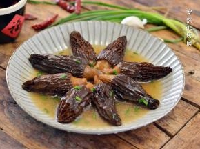 淋在蒸好的羊肚菌上，Ok