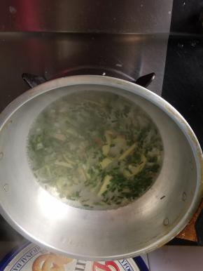 葱姜加水烧下，然后过滤待用