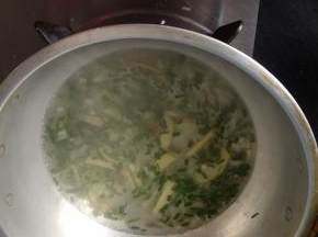 葱姜加水烧下，然后过滤待用