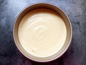 轻拍模具震出大气泡。或用牙签以画圈的方式去除大气泡。烤箱150度预热10分钟，放入烤盘烤45-50分钟即可。