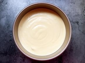 轻拍模具震出大气泡。或用牙签以画圈的方式去除大气泡。烤箱150度预热10分钟，放入烤盘烤45-50分钟即可。