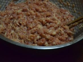 猪肉300克，葱姜水50-75克左右（葱5克姜10克水80克打汁过滤），盐4克，糖10克，耗油3克，老抽5克，糊椒粉1克，麻油3克搅拌上劲