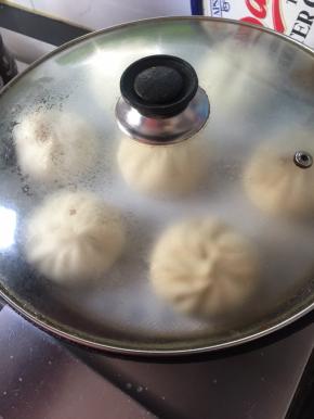 蒸锅大火烧下，温度不要太高，将包子放入锅中发酵，到两倍大，大火烧开后蒸10分钟