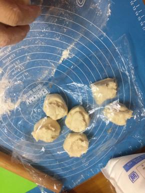 因为我家的蒸锅只能放七个，因此分7个剂子，别忘记盖保鲜膜