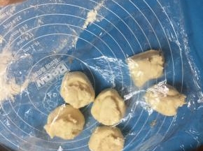 因为我家的蒸锅只能放七个，因此分7个剂子，别忘记盖保鲜膜