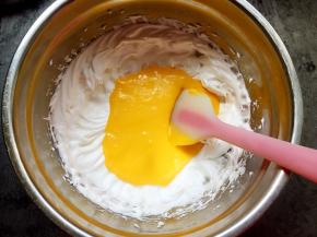 将蛋黄糊倒入蛋白中，以画Z或画J的手法翻拌均匀。