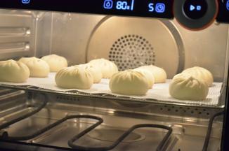 蒸箱100度20分钟。用蒸锅是水开后上锅蒸10分钟左右，根据包子大小定