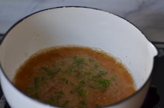 锅里放少许油，羊肚菌蒸后的汤汁、适量水、生抽、定粉、葱花调好汁倒入锅中烧开