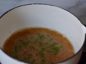 锅里放少许油，羊肚菌蒸后的汤汁、适量水、生抽、定粉、葱花调好汁倒入锅中烧开