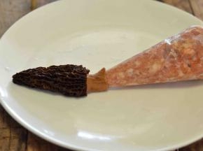 肉糊挤入羊肚菌中