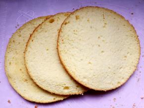 烤好的蛋糕切分成三片。