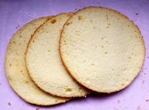 烤好的蛋糕切分成三片。