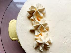 在蛋糕表面挤上奶油花。