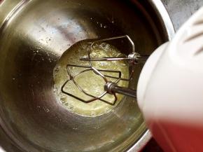 蛋清用打蛋器打出粗泡。