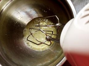 蛋清用打蛋器打出粗泡。