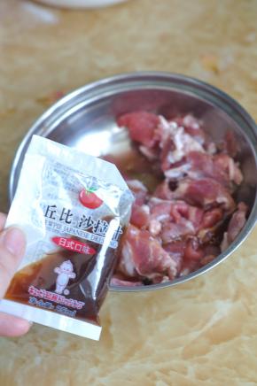 肉切片，加入料酒、日式沙拉汁腌片刻。