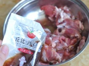 肉切片，加入料酒、日式沙拉汁腌片刻。
