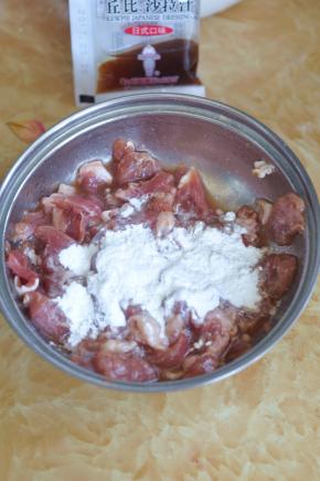 入锅前加入淀粉抓匀。