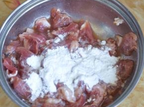 入锅前加入淀粉抓匀。