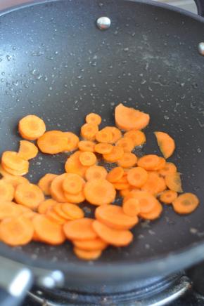 捞出肉，留底油，放入胡萝卜片翻炒。