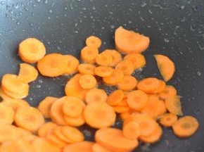 捞出肉，留底油，放入胡萝卜片翻炒。